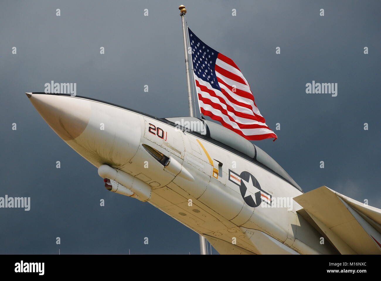 Un Grumman Tomcat F14 si erge al di fuori del Museo nazionale di aviazione navale in Pensacola, Florida Foto Stock