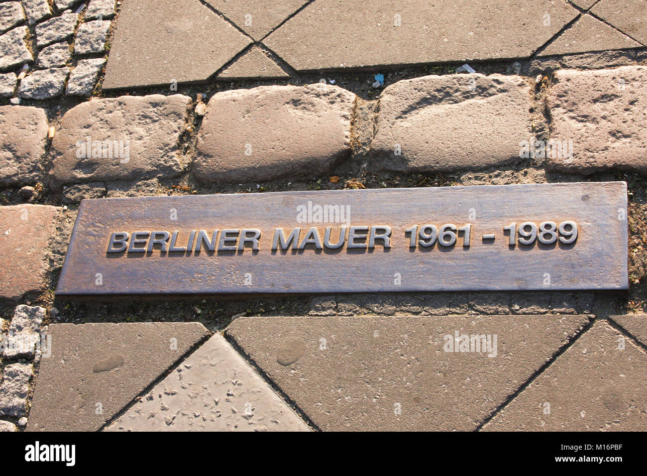 Berlino, Germania - 24 Aprile 2011: una targa commemorativa dove berliner parete era in piedi prima di esso è stata rimossa nel 1989 Foto Stock
