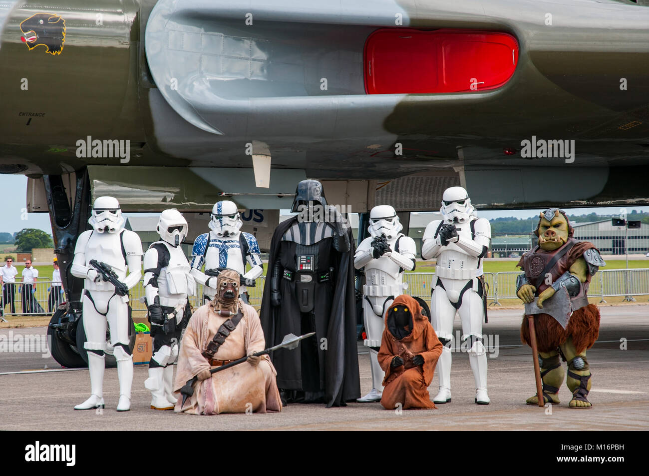 Personaggi di Star Wars pongono accanto al bombardiere Vulcan presso gli RNAS Yeovilton International Air giorno, Regno Unito il 11/7/15. Foto Stock