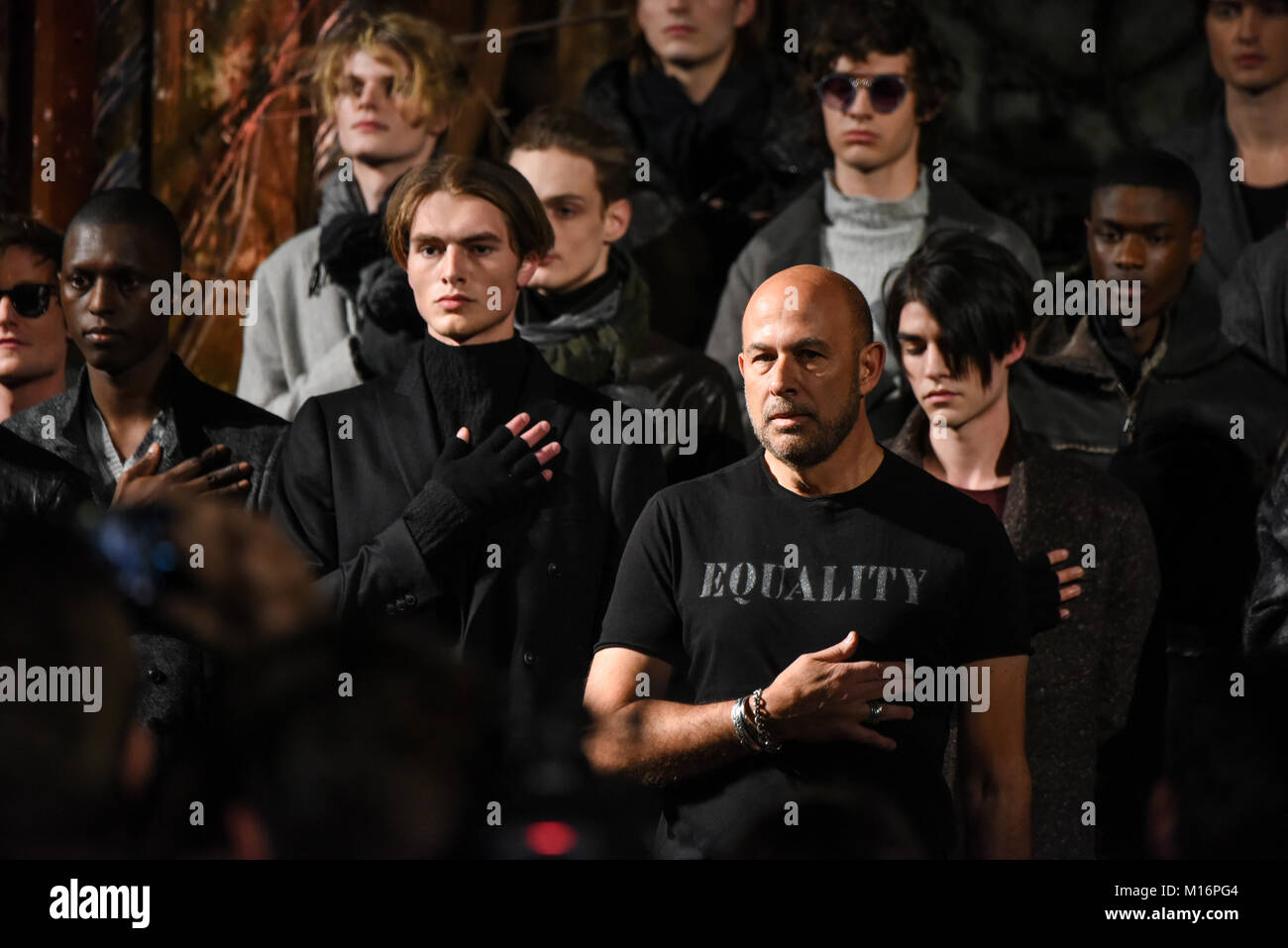 NEW YORK, NY - gennaio 26: Designer e modelli pone la pista indossando John Varvatos Autunno/Inverno 2018 mostra segni di pace a Angel Orensanz trovato Foto Stock