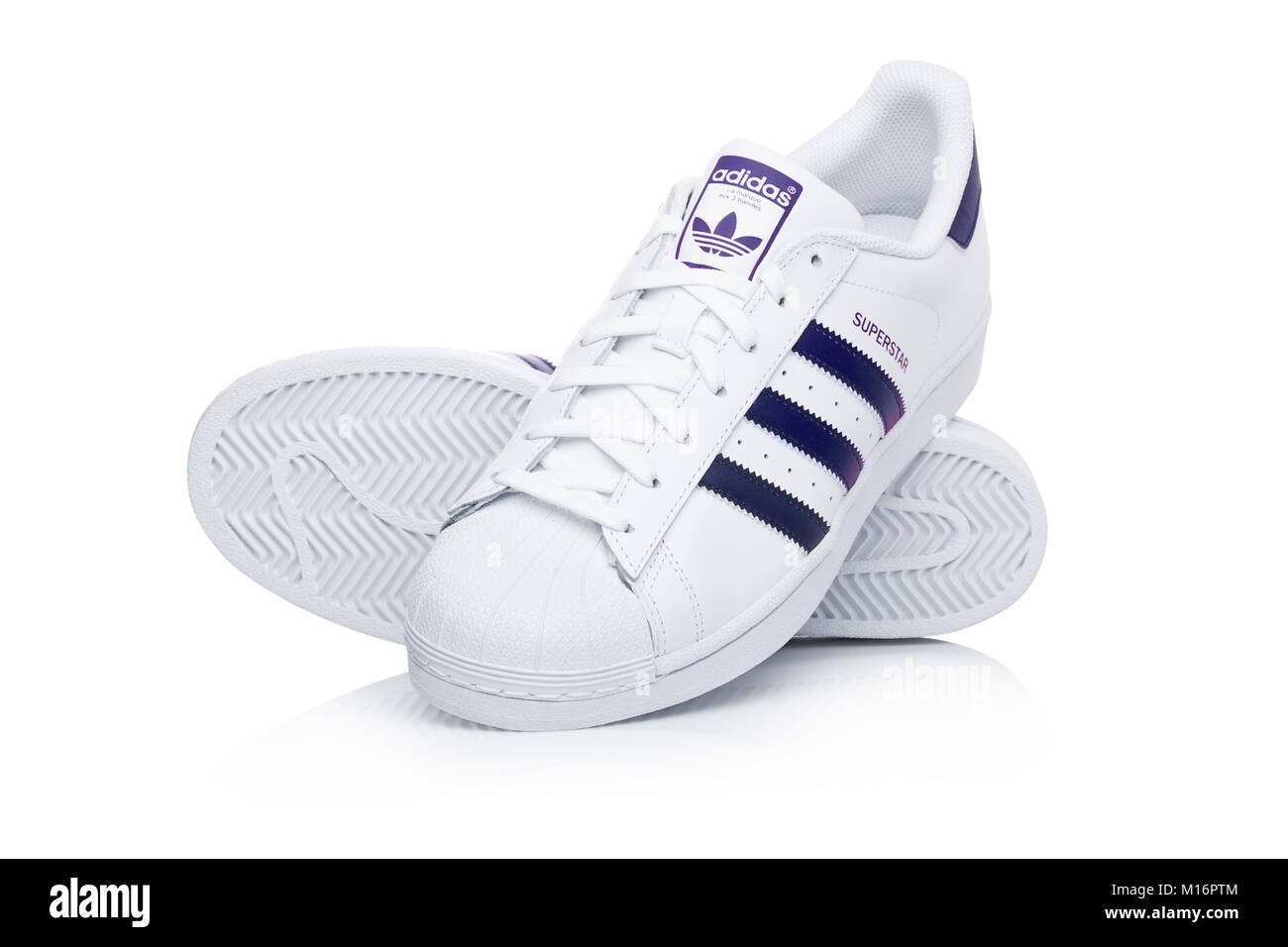 LONDON, Regno Unito - 24 gennaio 2018: Adidas Originals Superstar scarpe  blu su sfondo bianco.tedesco società multinazionale che progetta e  fabbricazione Foto stock - Alamy