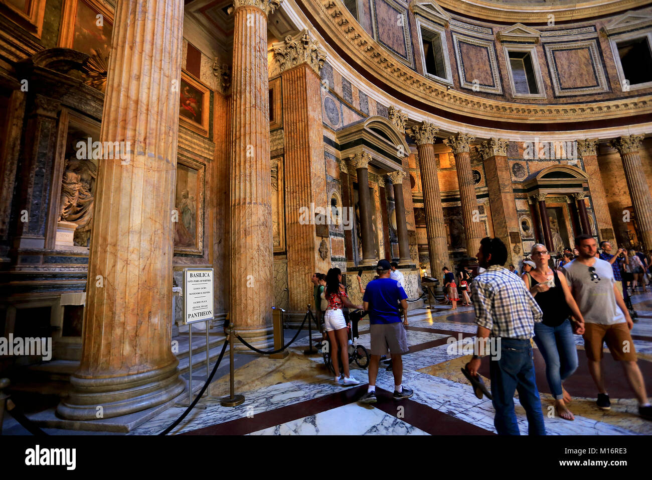 All'interno del magnifico Pantheon di Roma Foto Stock
