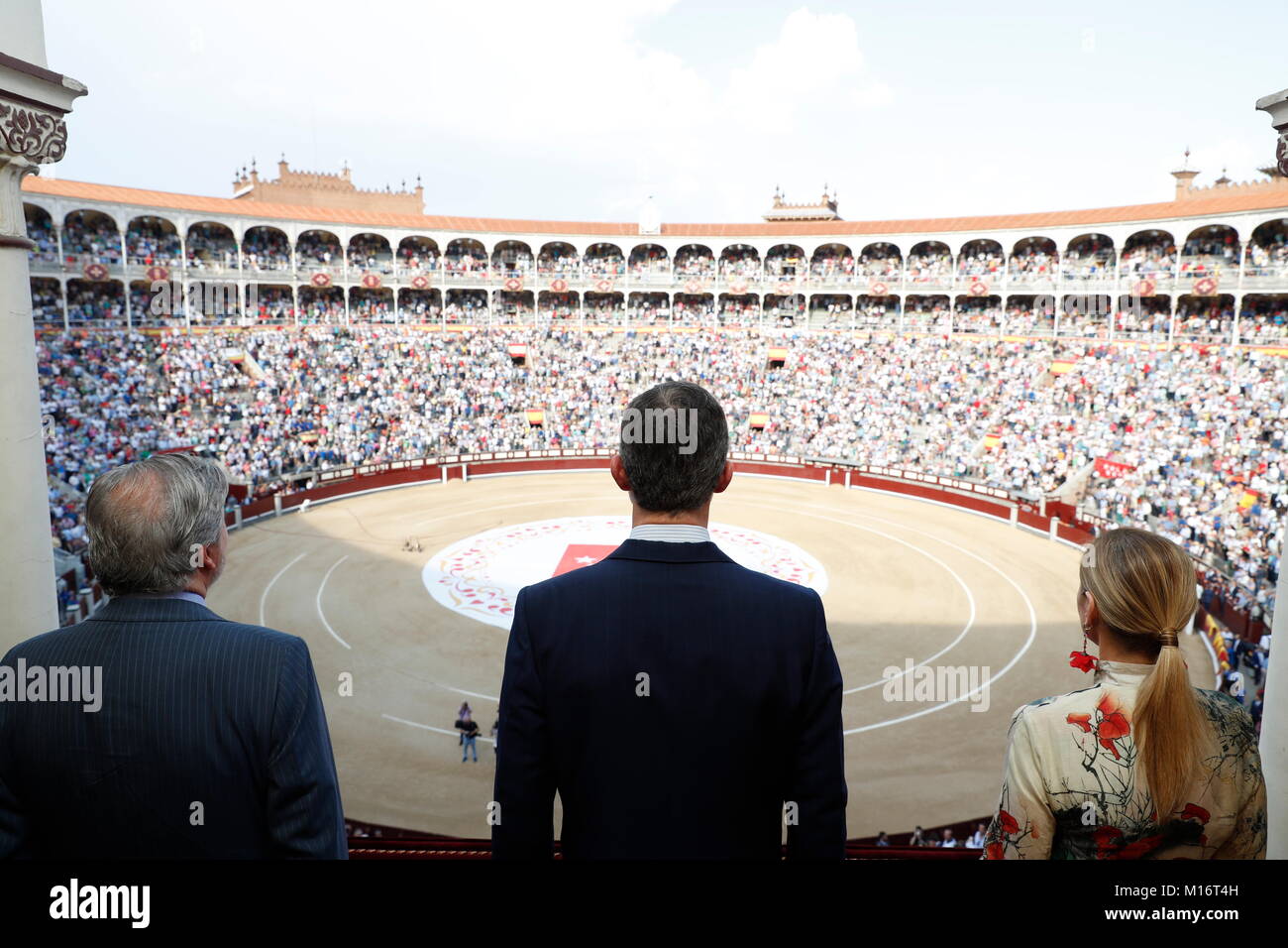 Re spagnolo Felipe VI con Iñigo Mendez de Vigo e Cristina Cifuentes durante ' Corrida de la Beneficencia ' a Madrid en la foto : de espaldas © Casa de Su Majestad el Rey Credito: Gtres Información más Comuniación on line, S.L./Alamy Live News Foto Stock