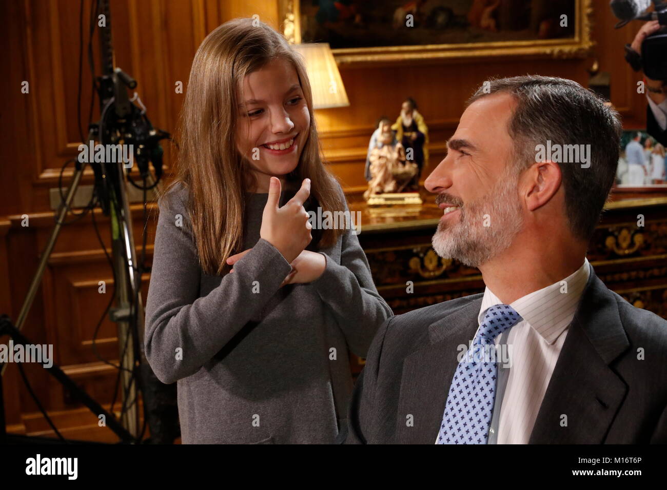 Re spagnolo Felipe VI e la figlia Sofia de Borbon durante le riprese del messaggio natalizio © Casa de Su Majestad el Rey Credito: Gtres Información más Comuniación on line, S.L./Alamy Live News Foto Stock