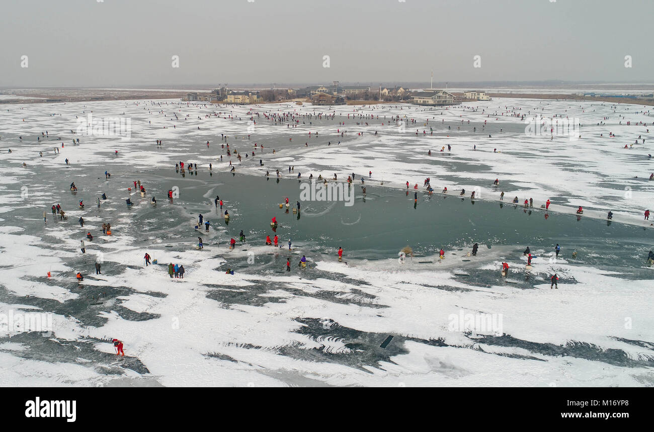 Shijiazhuang cinese nella provincia di Hebei. 27 gennaio, 2018. Persone pesci sul lago Caofei in Tangshan, nel nord della Cina di nella provincia di Hebei, Gennaio 27, 2018. Credito: Yang Shiyao/Xinhua/Alamy Live News Foto Stock