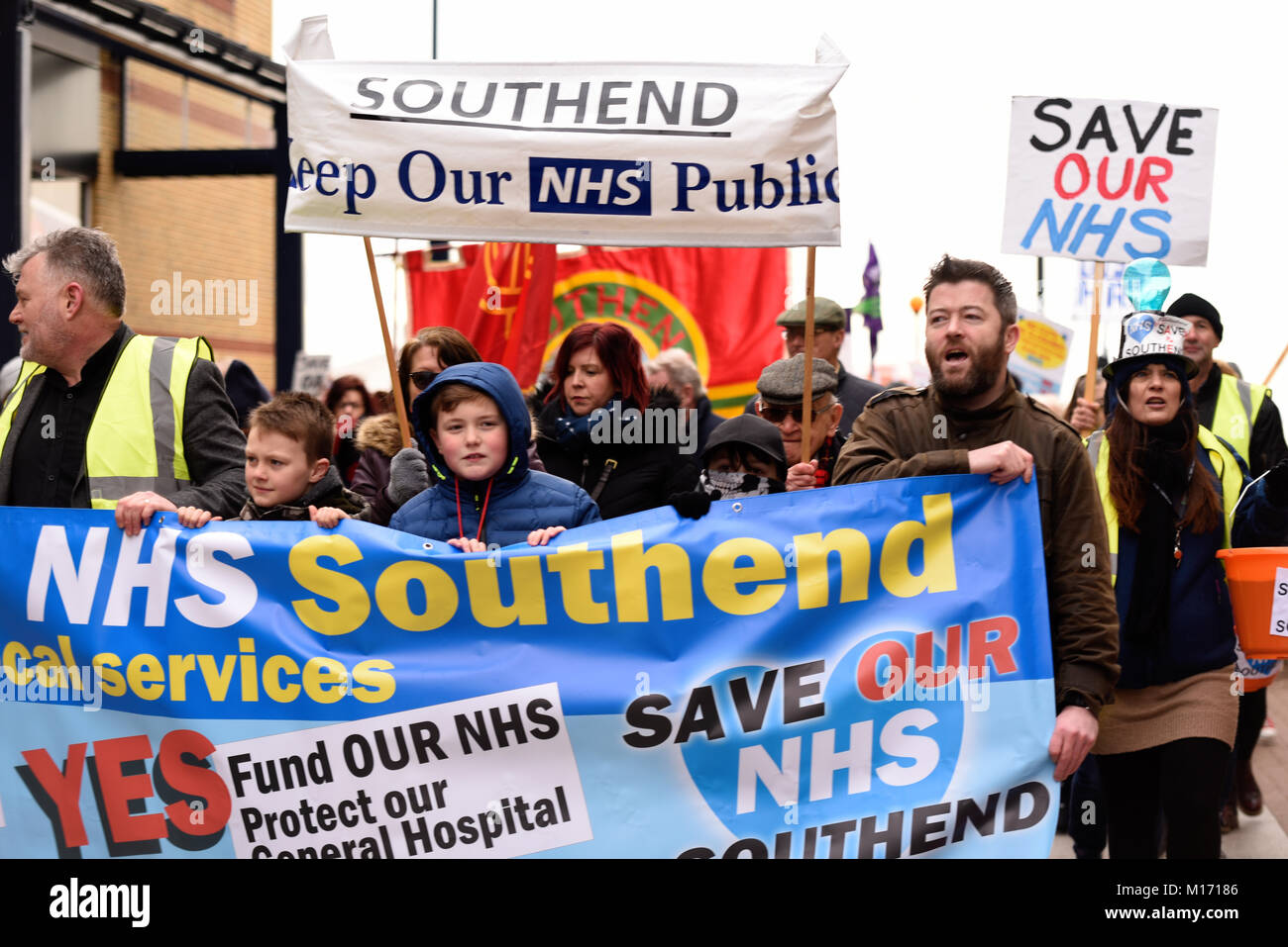 I manifestanti hanno manifestato contro i tagli e la ristrutturazione a metà e Sud Essex Sostenibilità e trasformazione STP di partenariato che stanno cercando di tagliare 30 milioni di sterline da Southend Hospital del bilancio annuale Foto Stock