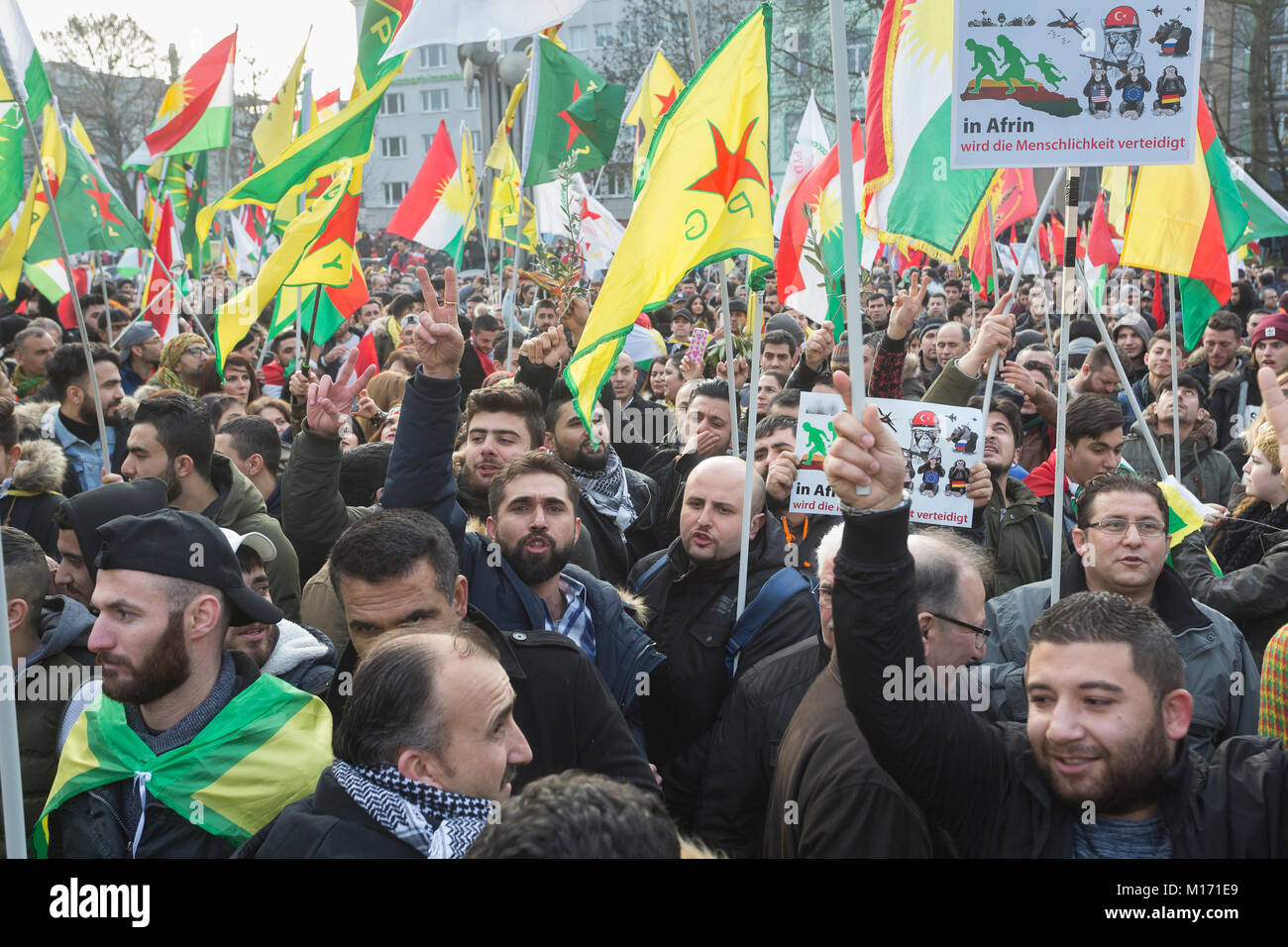 Colonia, Germania. Il 27 gennaio, 2018. Circa 20.000 Curdi protestare contro i Turchi offensiva militare nella Siria settentrionale nel centro della città di Colonia Credito: Guido Schiefer/Alamy Live News Foto Stock