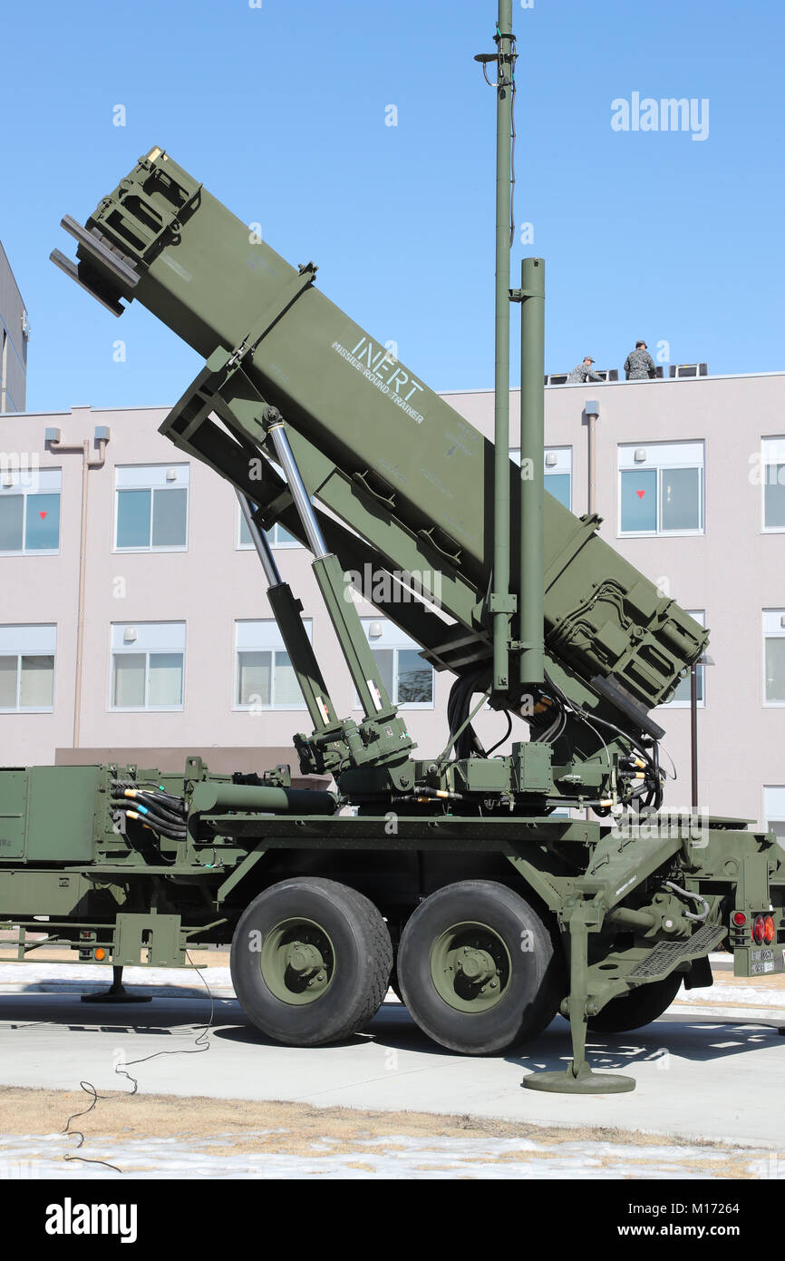 Tokyo, Giappone. 27 gennaio, 2018. Il giapponese del Ministero della Difesa il Patriot funzionalità avanzate (PAC-3) missile launcher interceptor distribuisce presso il Ministero della Difesa come forze armate francesi ministro Parly di Firenze e il suo omologo giapponese Onodera Itsunori esaminarla a Tokyo il 27 gennaio 2018. Parly è ora qui per la Japan-France due più due sale riunioni. Credito: Yoshio Tsunoda/AFLO/Alamy Live News Foto Stock