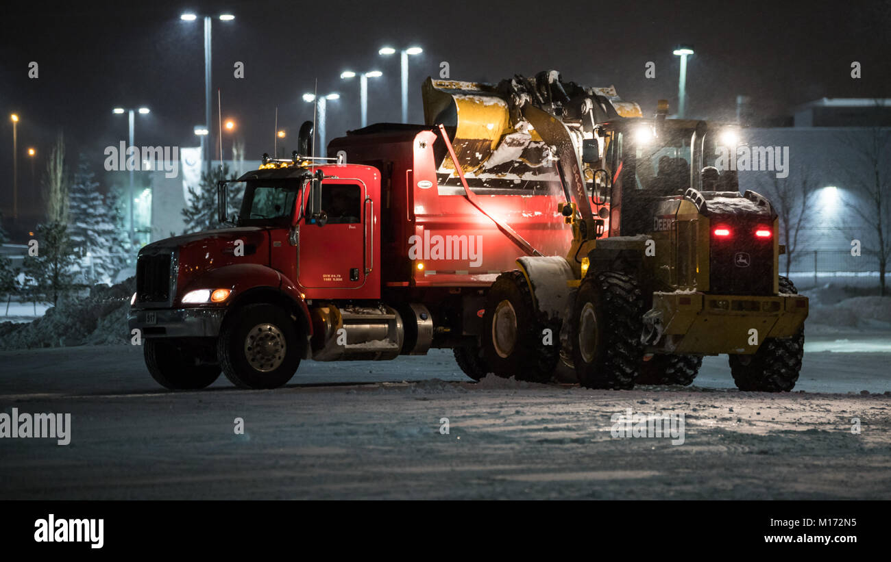 Rimozione della neve con caricatore e Dumptruck Foto Stock