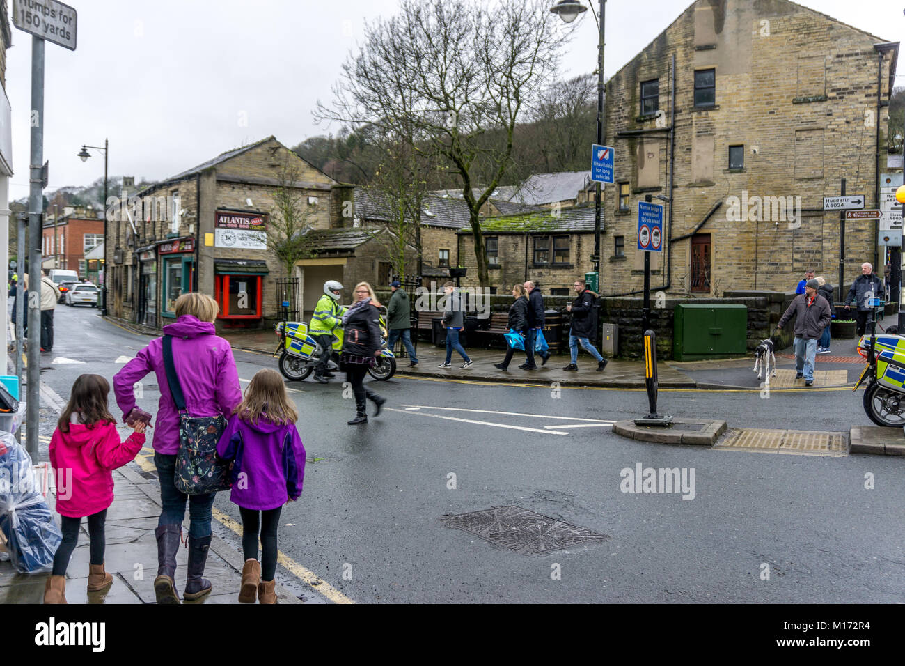 Holmfirth, Inghilterra. Il 27 gennaio 2018. Birmingham City sostenitori in viaggio per la FA Cup pareggio contro la premier league Huddersfield Town, fare fermare in ambito rurale Holmfirth. Arrivo della polizia per scortare pochi appassionati torna al pub. Carl Dckinson/Alamy Live News Foto Stock