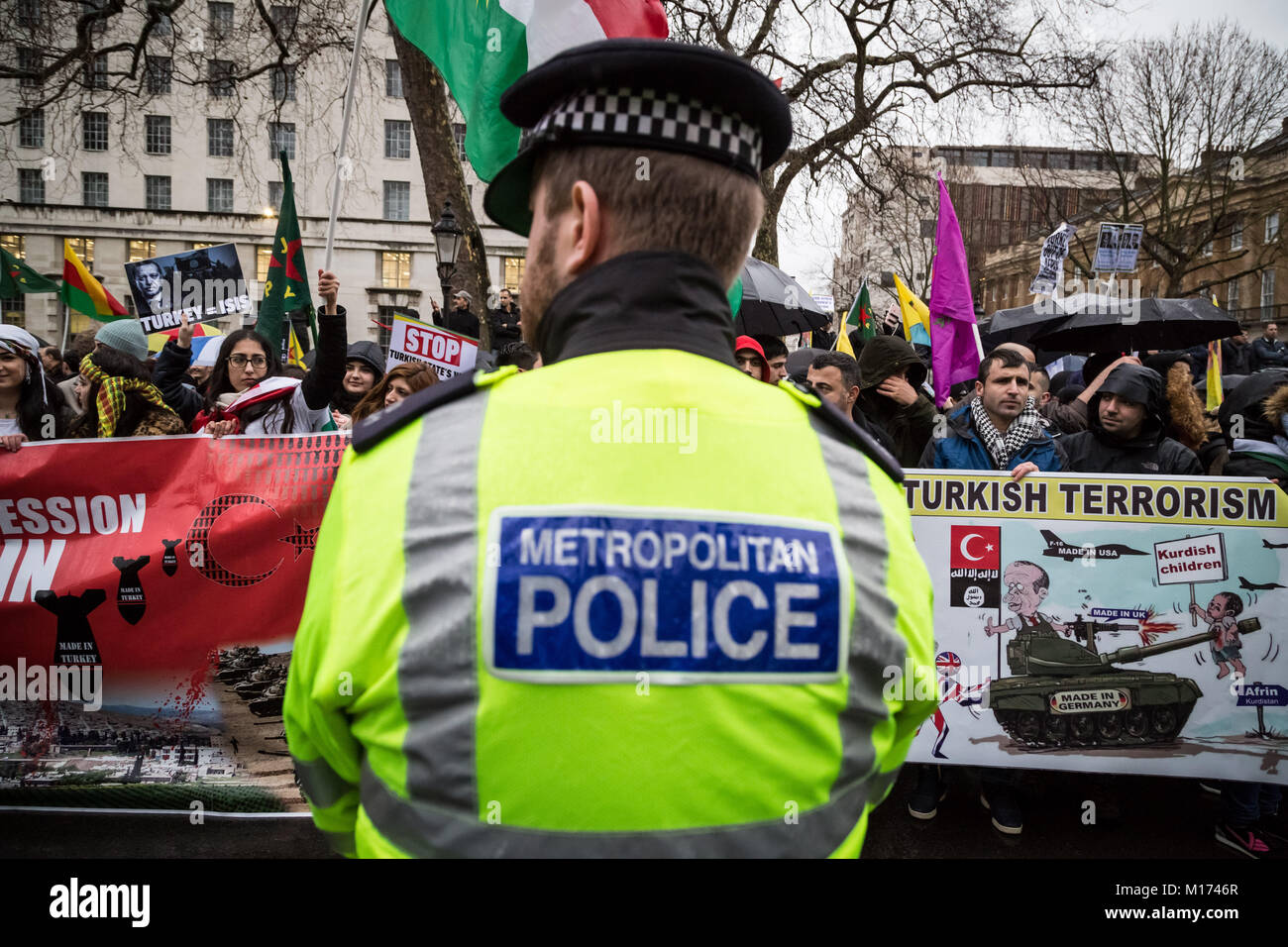 Londra, Regno Unito. Il 27 gennaio, 2018. British curdi marcia di protesta da BBC HQ per dimostrare di fronte a Downing Street in solidarietà con Rojava e regioni Afrin e domanda al governo britannico interviene contro il bagno turco offensive militari nella Siria settentrionale. © Guy Corbishley/Alamy Live News Foto Stock