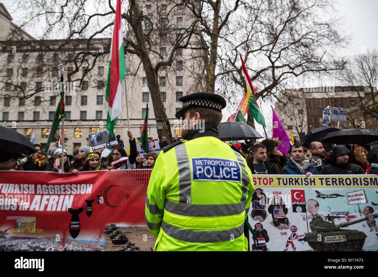 Londra, Regno Unito. Il 27 gennaio, 2018. British curdi marcia di protesta da BBC HQ per dimostrare di fronte a Downing Street in solidarietà con Rojava e regioni Afrin e domanda al governo britannico interviene contro il bagno turco offensive militari nella Siria settentrionale. © Guy Corbishley/Alamy Live News Foto Stock