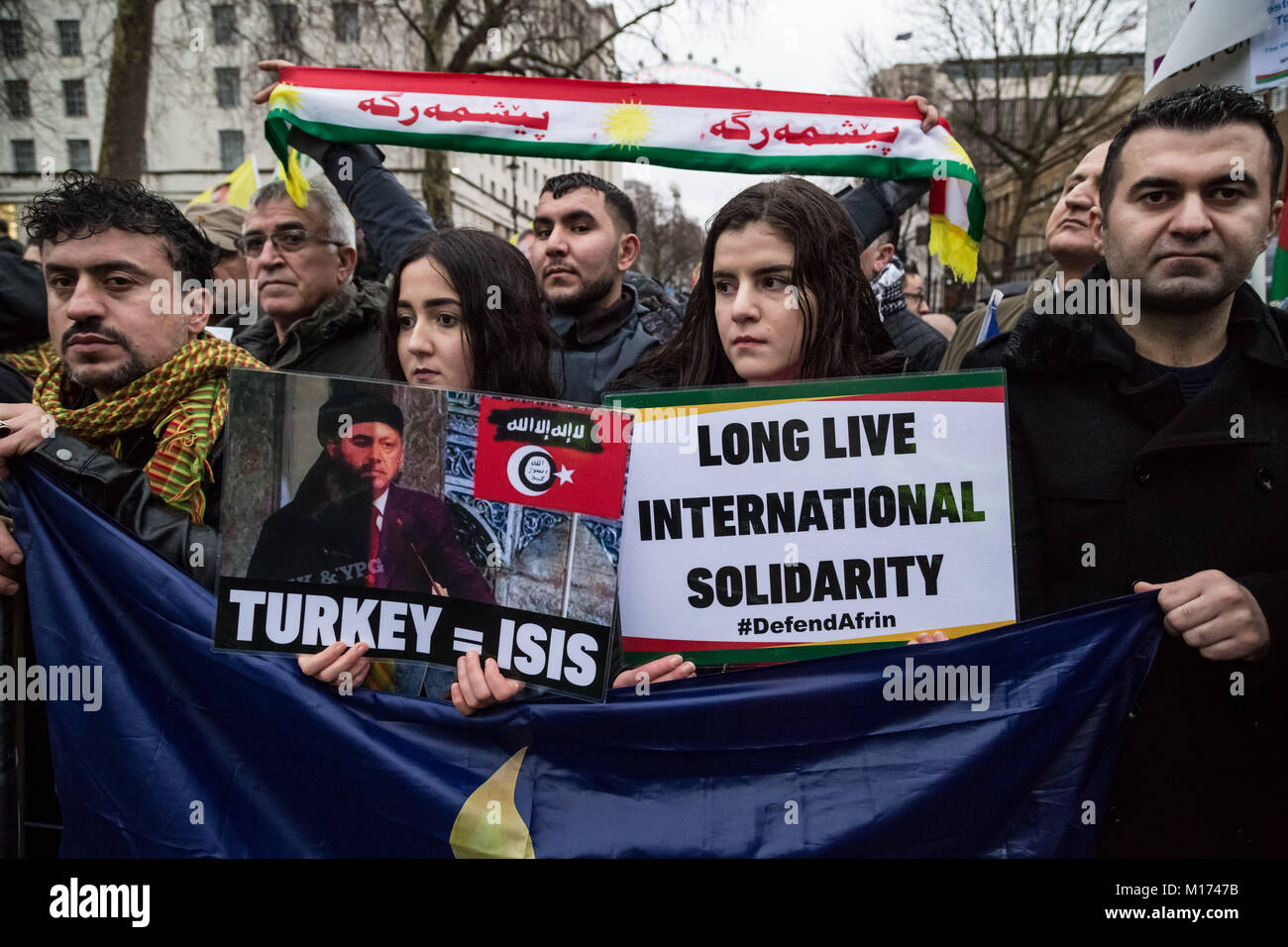 Londra, Regno Unito. Il 27 gennaio, 2018. British curdi marcia di protesta da BBC HQ per dimostrare di fronte a Downing Street in solidarietà con Rojava e regioni Afrin e domanda al governo britannico interviene contro il bagno turco offensive militari nella Siria settentrionale. © Guy Corbishley/Alamy Live News Foto Stock