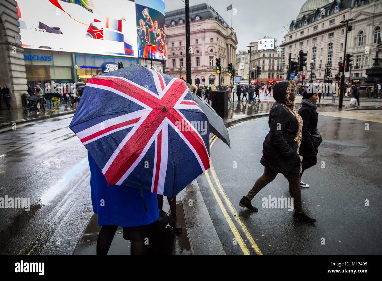 Londra, Regno Unito. Il 27 gennaio, 2018. Regno Unito: Meteo freddo e umido weekend a Piccadilly Circus.Credit: Guy Corbishley/Alamy Live News Foto Stock