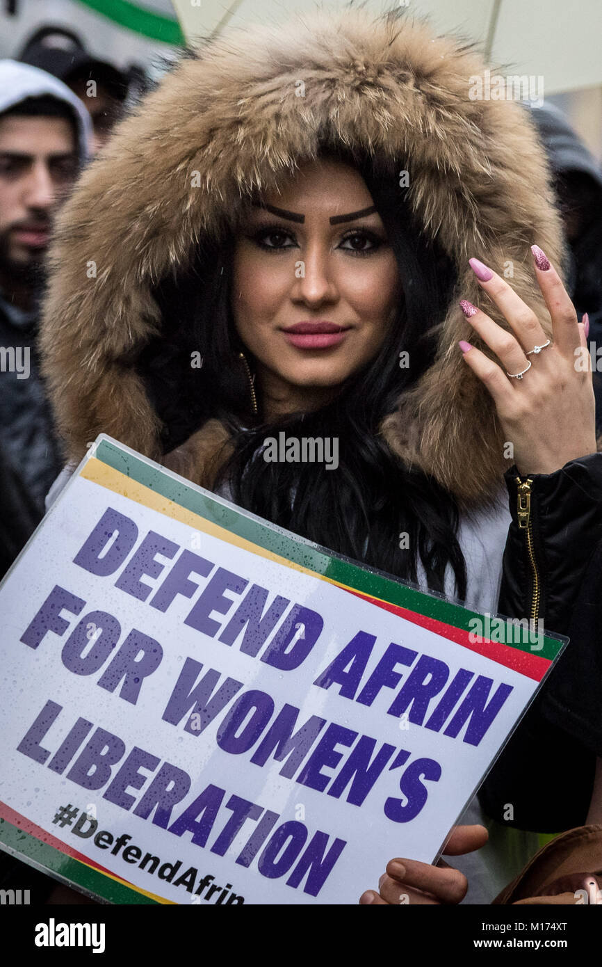 Londra, Regno Unito. Il 27 gennaio, 2018. British curdi marcia di protesta da BBC HQ per dimostrare di fronte a Downing Street in solidarietà con Rojava e regioni Afrin e domanda al governo britannico interviene contro il bagno turco offensive militari nella Siria settentrionale. © Guy Corbishley/Alamy Live News Foto Stock