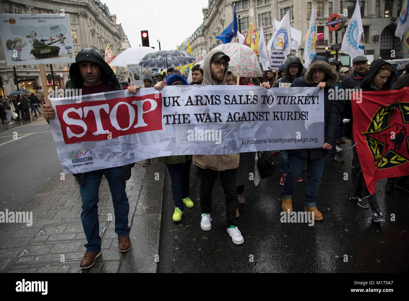 Londra, Regno Unito. Il 27 gennaio, 2018. Membri della British comunità curda dimostrare nel centro di Londra contro i Turchi offensiva nella regione Afrin di Siria e chiamata per il governo del Regno Unito di azione e di non supportare le vendite di armi alla Turchia il 27 gennaio 2018 a Londra, Regno Unito. Credito: Michael Kemp/Alamy Live News Foto Stock