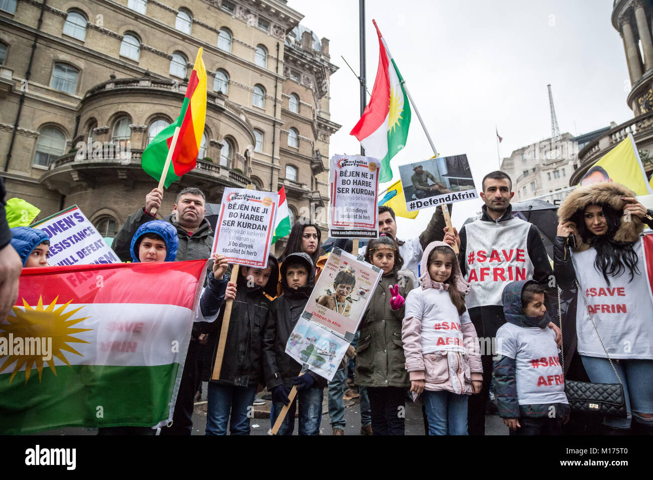 Londra, Regno Unito. Il 27 gennaio, 2018. British curdi marcia di protesta da BBC HQ per dimostrare di fronte a Downing Street in solidarietà con Rojava e regioni Afrin e domanda al governo britannico interviene contro il bagno turco offensive militari nella Siria settentrionale. © Guy Corbishley/Alamy Live News Foto Stock