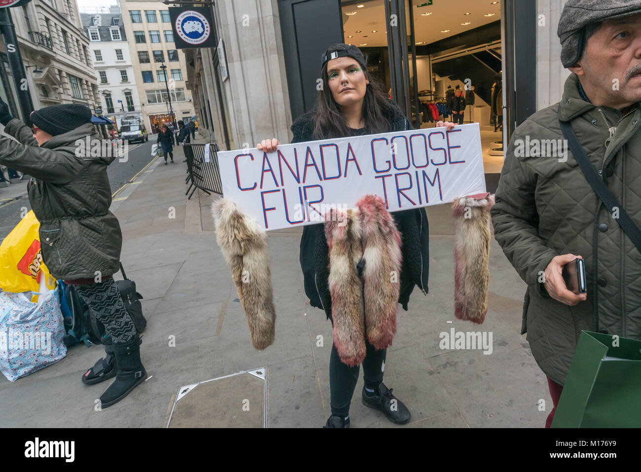 Londra, Regno Unito. Il 27 gennaio 2018. I dimostranti sono stati di nuovo al di fuori del Canada Goose flagship store in Regent St chiedendo agli acquirenti di boicottare il negozio a causa del terribile crudeltà coinvolti in cani di intrappolamento per la pelliccia e innalzare gli uccelli per giù utilizzati nell'azienda di abbigliamento. Un provvedimento inibitorio contro i manifestanti è stato modificato in dicembre per aumentare il numero di manifestanti ammessi e per consentire loud-hailers da utilizzare tra 2 e 8pm. Le proteste ora continuare il sabato e almeno una volta al giorno durante la settimana e sono detti essere avente un effetto sulle vendite in negozio. Peter Marshall / Alamy Live News Foto Stock