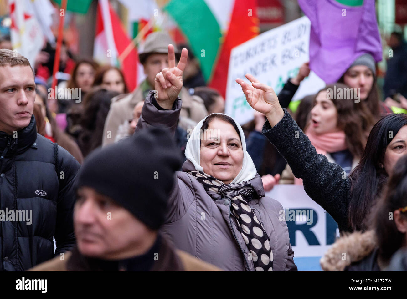 27 gennaio 2018 - MalmÃ, SkÃ¥ne, Svezia - una femmina protester visto durante la dimostrazione. Più di mille persone hanno manifestato in solidarietà con la città di Afrin e i combattenti curdi in Siria. Hanno condannato gli attacchi delle forze militari turche su combattenti curdi, posizioni di combattimento, civili e città nel nord della Siria. Credito: Magnus Persson/SOPA/ZUMA filo/Alamy Live News Foto Stock