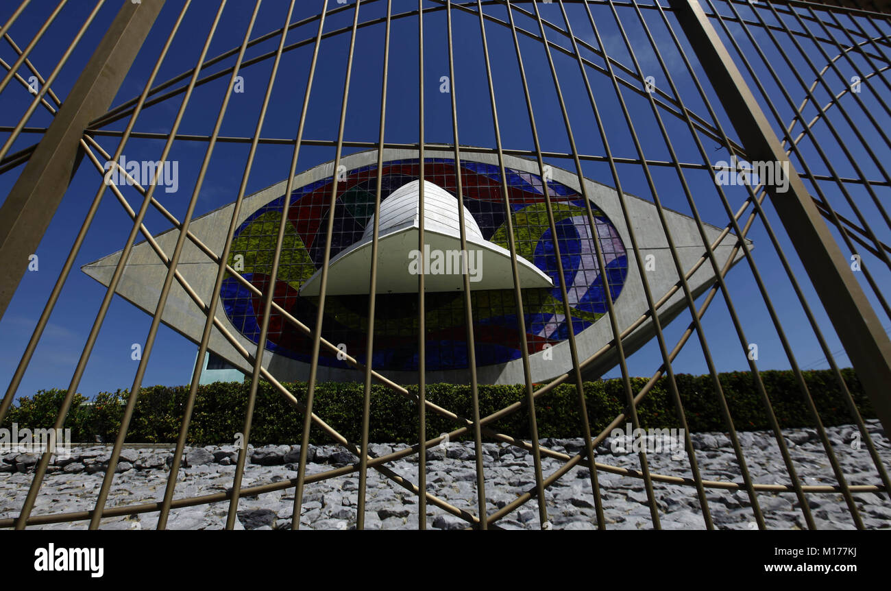 Lecheria, Anzoategui Venezuela. Il 9 giugno, 2011. Giugno 09, 2011. Il museo è stato inaugurato nel 1999 e ha la forma di una astronave, dove la collezione privata della visione futuristica dell'artista rumeno, Dimitrios Demu (defunto), creatore delle icone principali della zona nord del Anzo''¡tegui Stato in Venezuela, incontra. Il museo è situato sul viale principale di Lecheria, Anzoategui Stato. Venezuela. Foto: Juan Carlos Hernandez Credito: Juan Carlos Hernandez/ZUMA filo/Alamy Live News Foto Stock