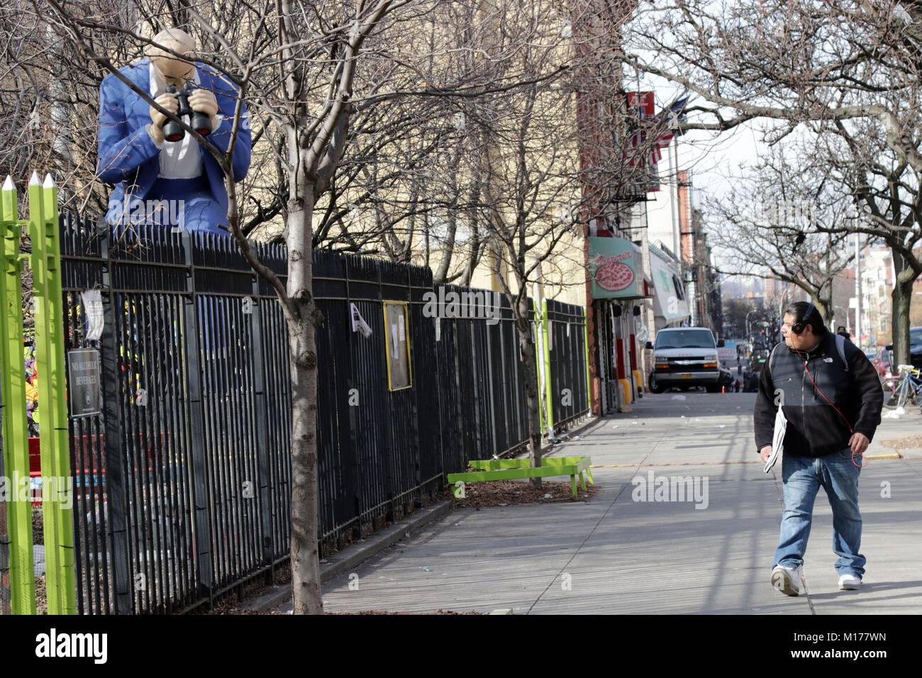 Il Bronx, New York, NY, STATI UNITI D'AMERICA, 27 gennaio, 2018. Lungo i più emarginati e poveri borough di New York City, Mott Haven sezione del Bronx hanno lottato per sopravvivere e con il suo rimbalzo dalla desolazione, area residenti, la maggior parte immigrati, andare circa la loro vita sotto le pressioni costanti di gentrification. © 2018 Ronald Lopez/DigiPixsAgain.us/Alamy Live News Foto Stock