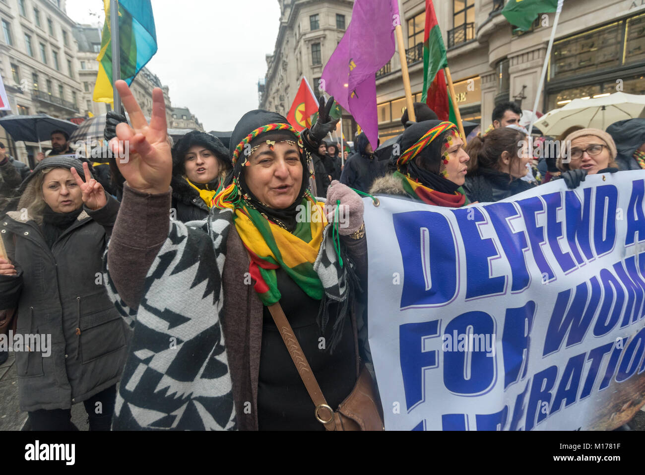 Londra, Regno Unito. Il 27 gennaio 2018. Diverse migliaia di persone, soprattutto curdi, marzo a Londra da fuori della BBC per un rally di fronte a Downing St, per chiedere la fine degli attacchi da forze turche sul Afrin cantone di Siria settentrionale, ora parte della federazione democratica del nord della Siria (DFNS) o Rojava, de facto una regione autonoma nel nord della Siria. La zona è una delle più tranquille in Siria e con una costituzione che prevede la parità di trattamento di tutti i gruppi etnici ds. Credito: Peter Marshall / Alamy Live News Foto Stock