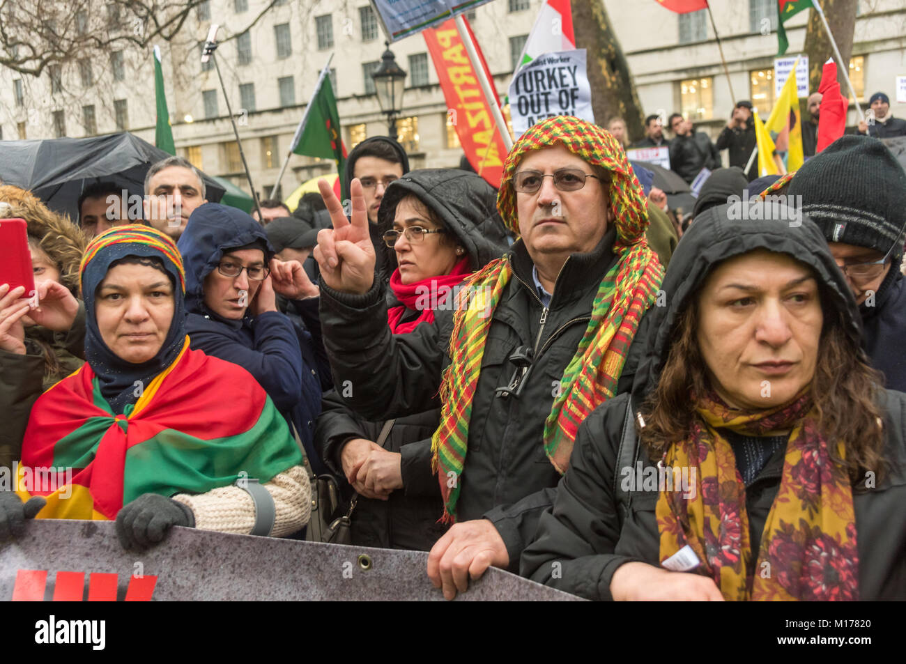 Londra, Regno Unito. Il 27 gennaio 2018. Diverse migliaia di persone, soprattutto curdi, in un rally di fronte a Downing St dopo un mese di marzo a Londra dall'esterno della BBC per un rally di fronte a Downing St, per chiedere la fine degli attacchi da forze turche sul Afrin cantone di Siria settentrionale, ora parte della federazione democratica del nord della Siria (DFNS) o Rojava, de facto una regione autonoma nel nord della Siria. La zona è una delle più tranquille in Siria e con una costituzione che prevede la parità di trattamento di tutti i gruppi etnici Credito: Peter Marshall / Alamy Live News Foto Stock