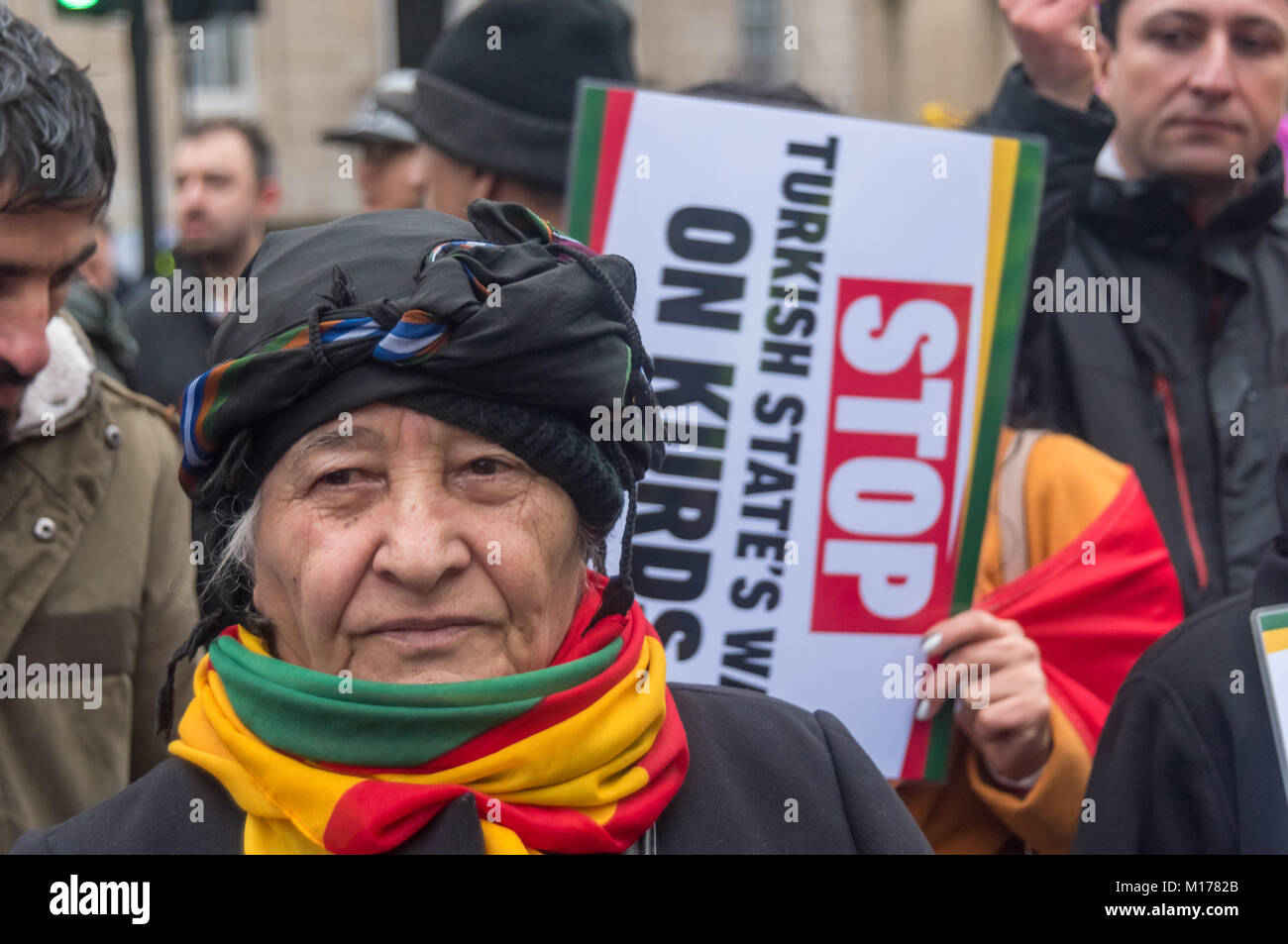 Londra, Regno Unito. Il 27 gennaio 2018. Diverse migliaia di persone, soprattutto curdi, in un rally di fronte a Downing St dopo un mese di marzo a Londra dall'esterno della BBC per un rally di fronte a Downing St, per chiedere la fine degli attacchi da forze turche sul Afrin cantone di Siria settentrionale, ora parte della federazione democratica del nord della Siria (DFNS) o Rojava, de facto una regione autonoma nel nord della Siria. La zona è una delle più tranquille in Siria e con una costituzione che prevede la parità di trattamento di tutti i gruppi etnici Credito: Peter Marshall / Alamy Live News Foto Stock