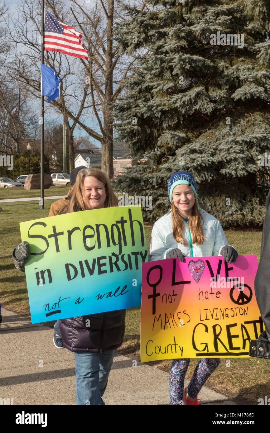 Howell, Michigan STATI UNITI D'America - 27 Gennaio 2018 - i residenti hanno organizzato un 'Marco contro la paura' per protesta nazionalista bianco letteratura recentemente distribuito nelle loro comunità. La città, che è 95% bianco, ha avuto per lungo tempo una reputazione di tollerare il Ku Klux Klan e di altri gruppi di odio. Credito: Jim West/Alamy Live News Foto Stock