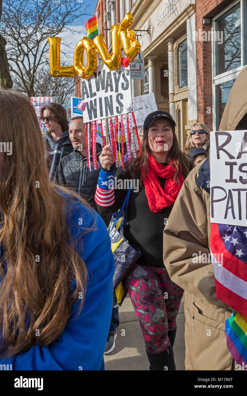 Howell, Michigan STATI UNITI D'America - 27 Gennaio 2018 - i residenti hanno organizzato un 'Marco contro la paura' per protesta nazionalista bianco letteratura recentemente distribuito nelle loro comunità. La città, che è 95% bianco, ha avuto per lungo tempo una reputazione di tollerare il Ku Klux Klan e di altri gruppi di odio. Credito: Jim West/Alamy Live News Foto Stock