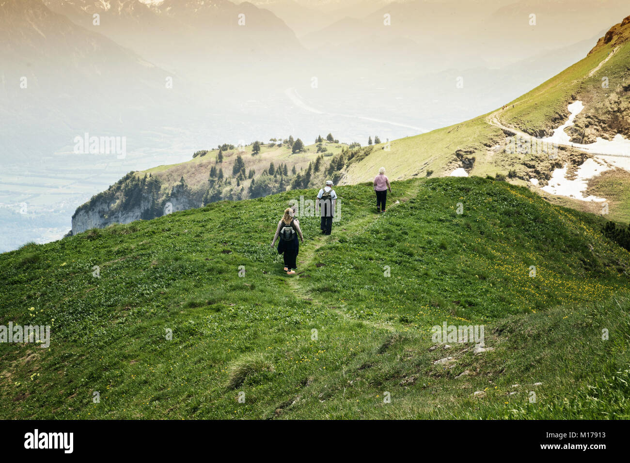 Gruppo di escursionisti a piedi la collina di Hoher Kasten montagna nella parte anteriore della valle di Rheintal Foto Stock