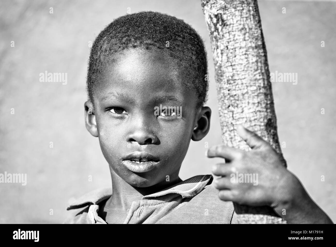 Bambino africano in cantiere di un villaggio, Botswana Foto Stock