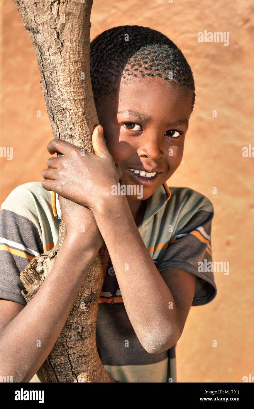 Ragazzo africano in cantiere di un villaggio, Botswana Foto Stock