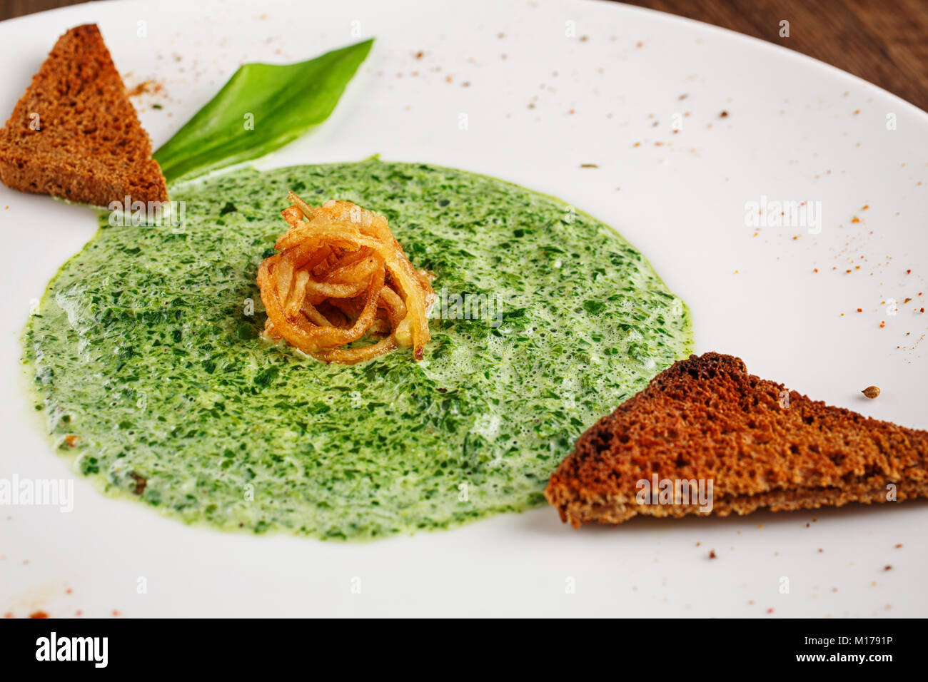 Verde, zuppa, spinaci e concetto di cibo - Tradizionale crema di spinaci minestra di spinaci freschi a foglia e pane Foto Stock