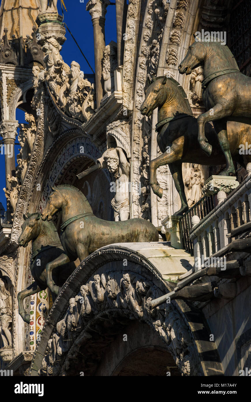 I Cavalli di San Marco o Quadriga trionfale (replica del II secolo d.c. romani originali statue in bronzo) si trova al di fuori di San Marco la Basilica facciata lo Foto Stock
