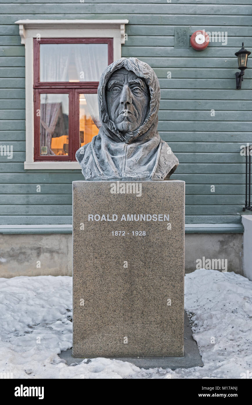 Esploratore polare Roald Amundsen statua di fronte al museo di Tromso, Norvegia Foto Stock