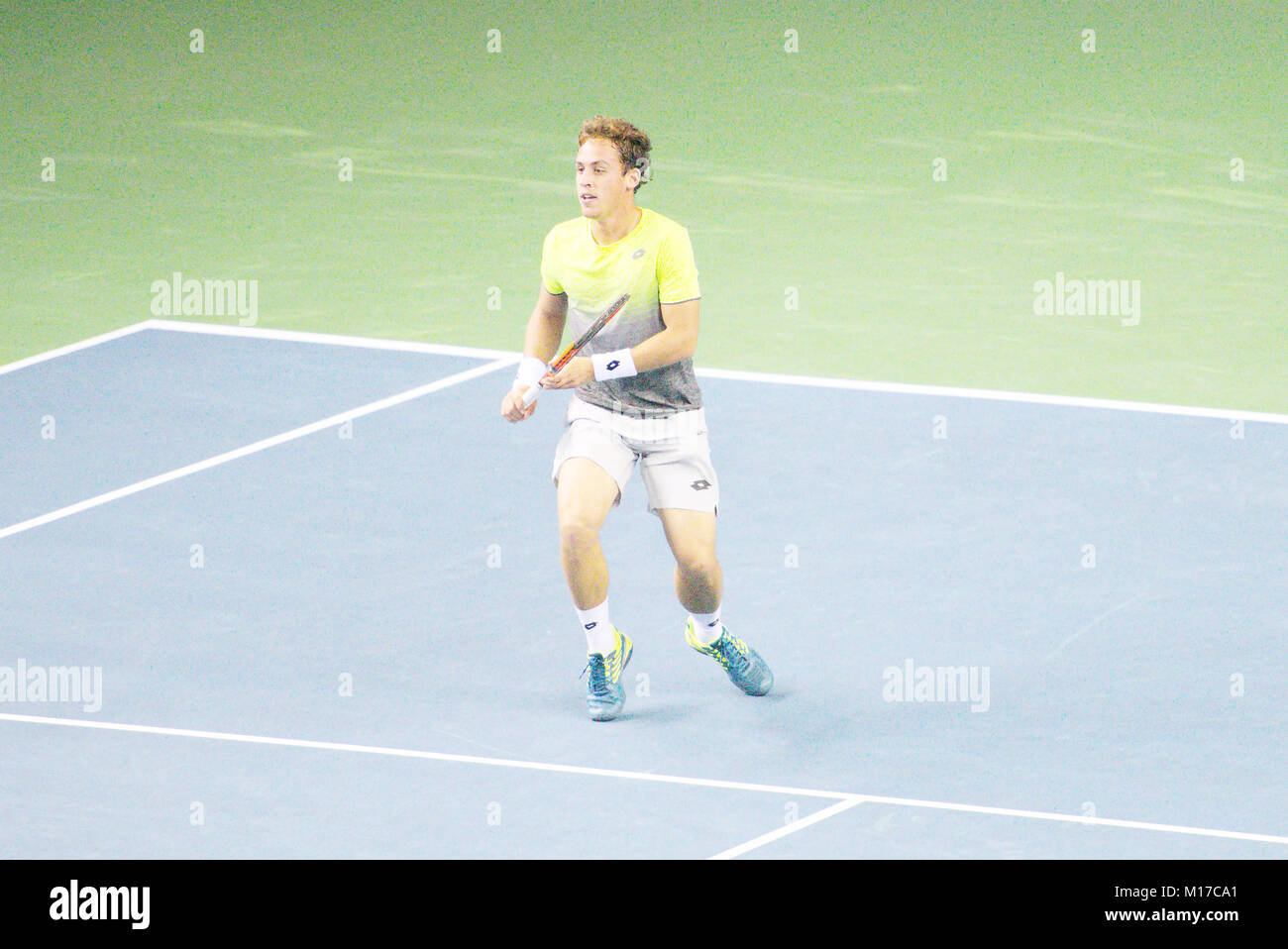 Pune, India. Il 1 gennaio 2018. Roberto Carballes Baena di Spagna, in azione nel primo round di Tata aprire Maharashtra torneo di tennis. Foto Stock