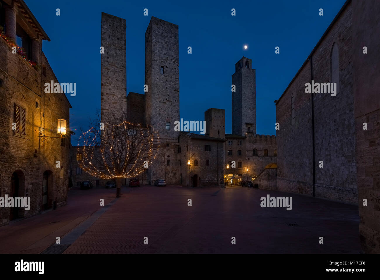 La luna sopra le torri di San Gimignano, Siena, Toscana, Italia Foto Stock