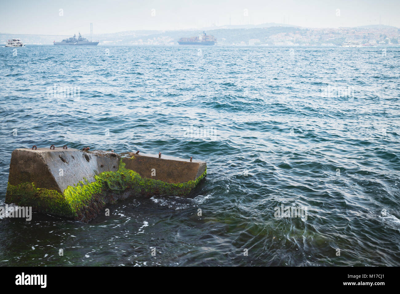 Rotture di molo di cemento con alghe verdi, il paesaggio costiero del Bosforo stretto Foto Stock