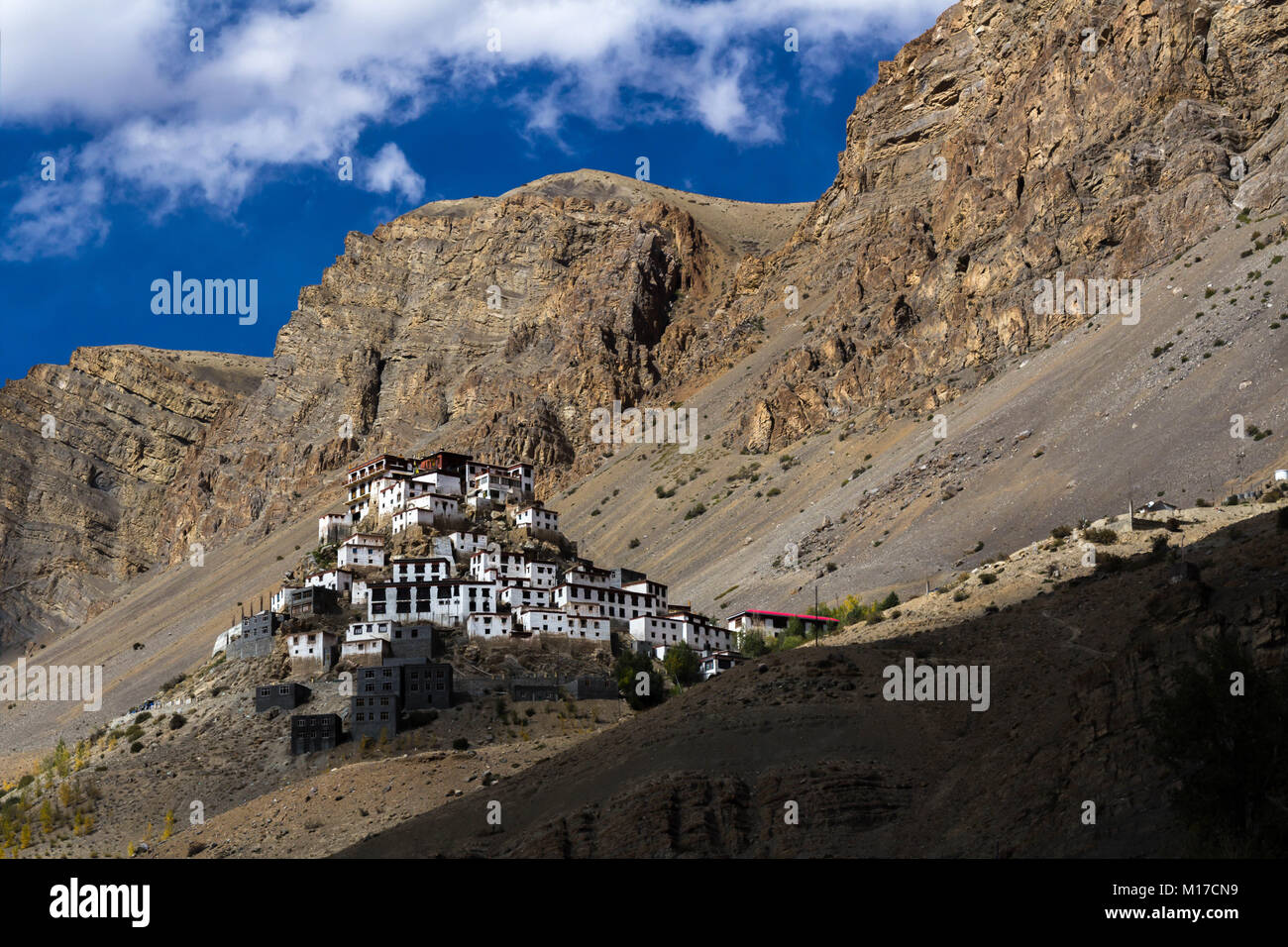 Il monastero di ki con le colline di sabbia in sfondo Foto Stock