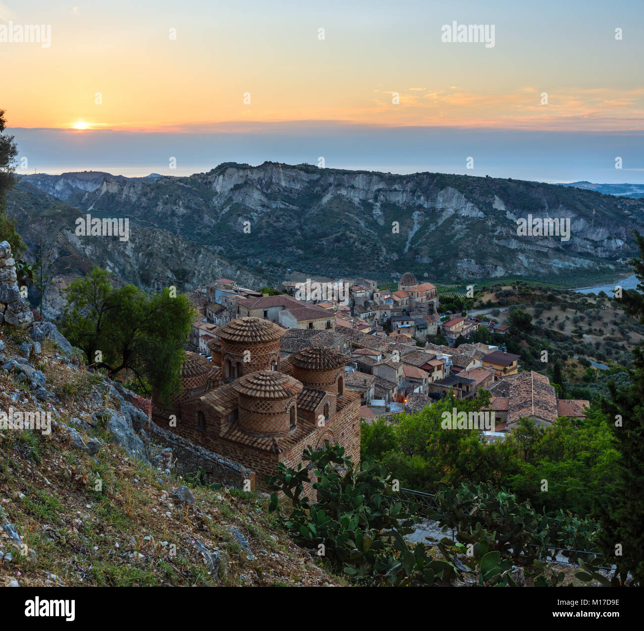 Sunrise vecchio centro medievale Stilo famos Calabria village vista, Italia meridionale. Due scatti ad alta risoluzione di immagine. Foto Stock