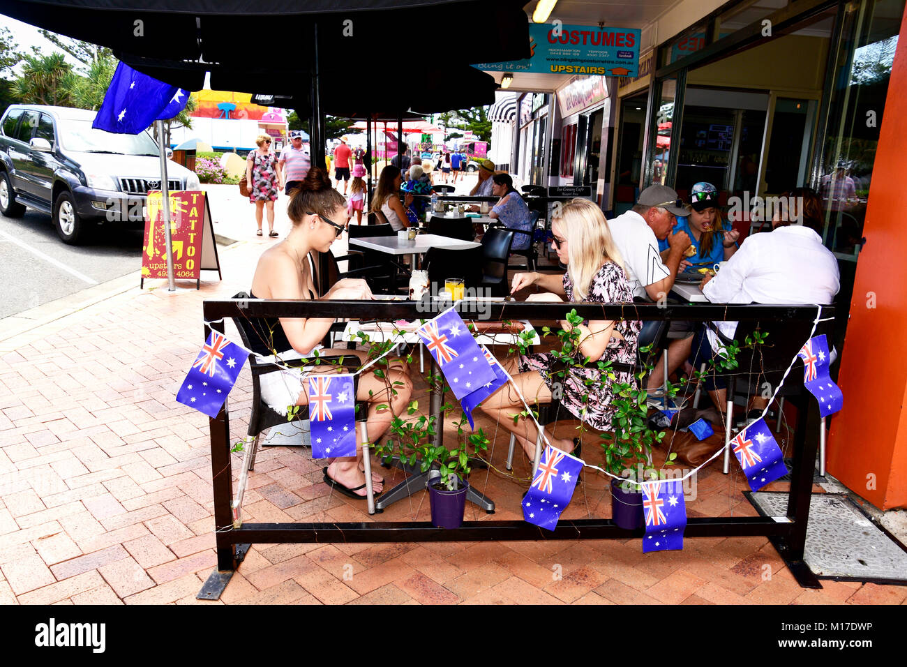 2 giovani donne a mangiare una street cafe Foto Stock