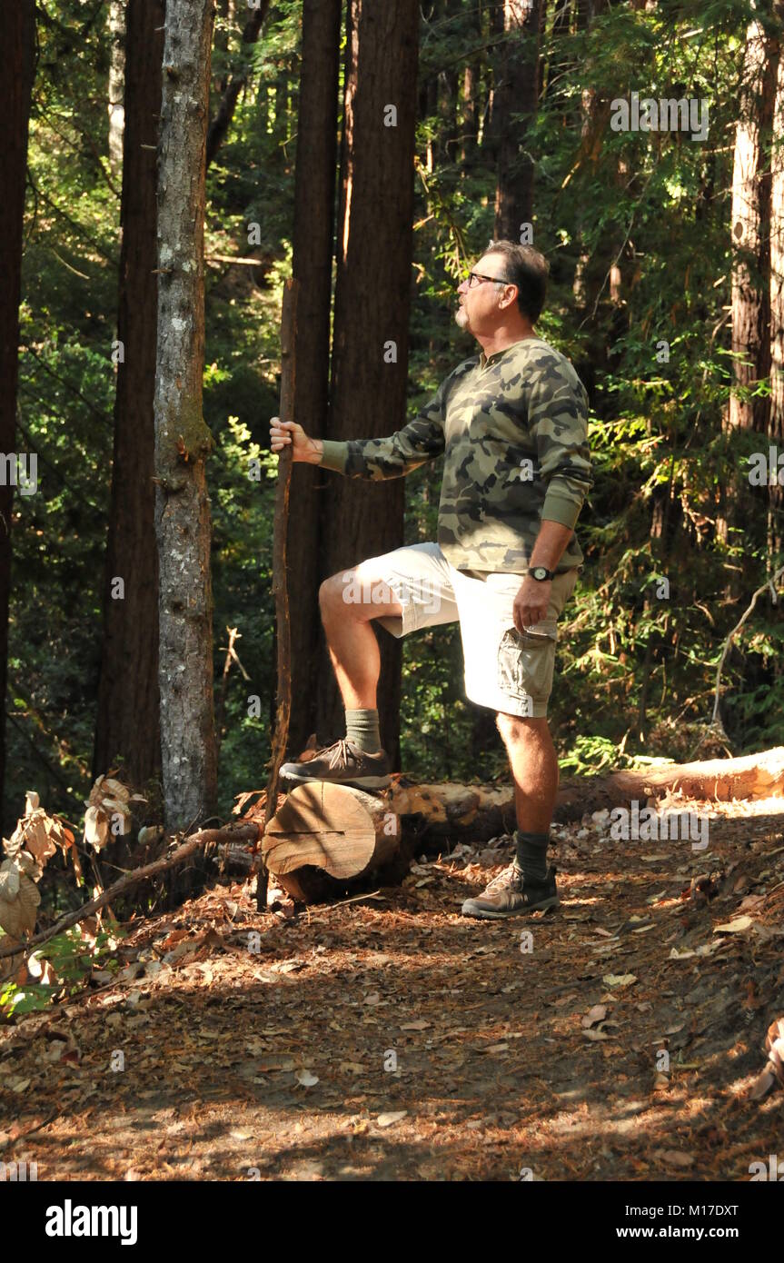 Medioevo escursionista pausa su un sentiero nel bosco Foto Stock