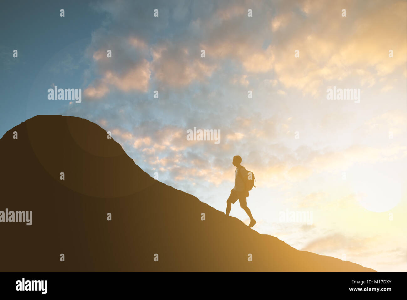 Foto di un uomo Escursionismo sul Monte al tramonto Foto Stock