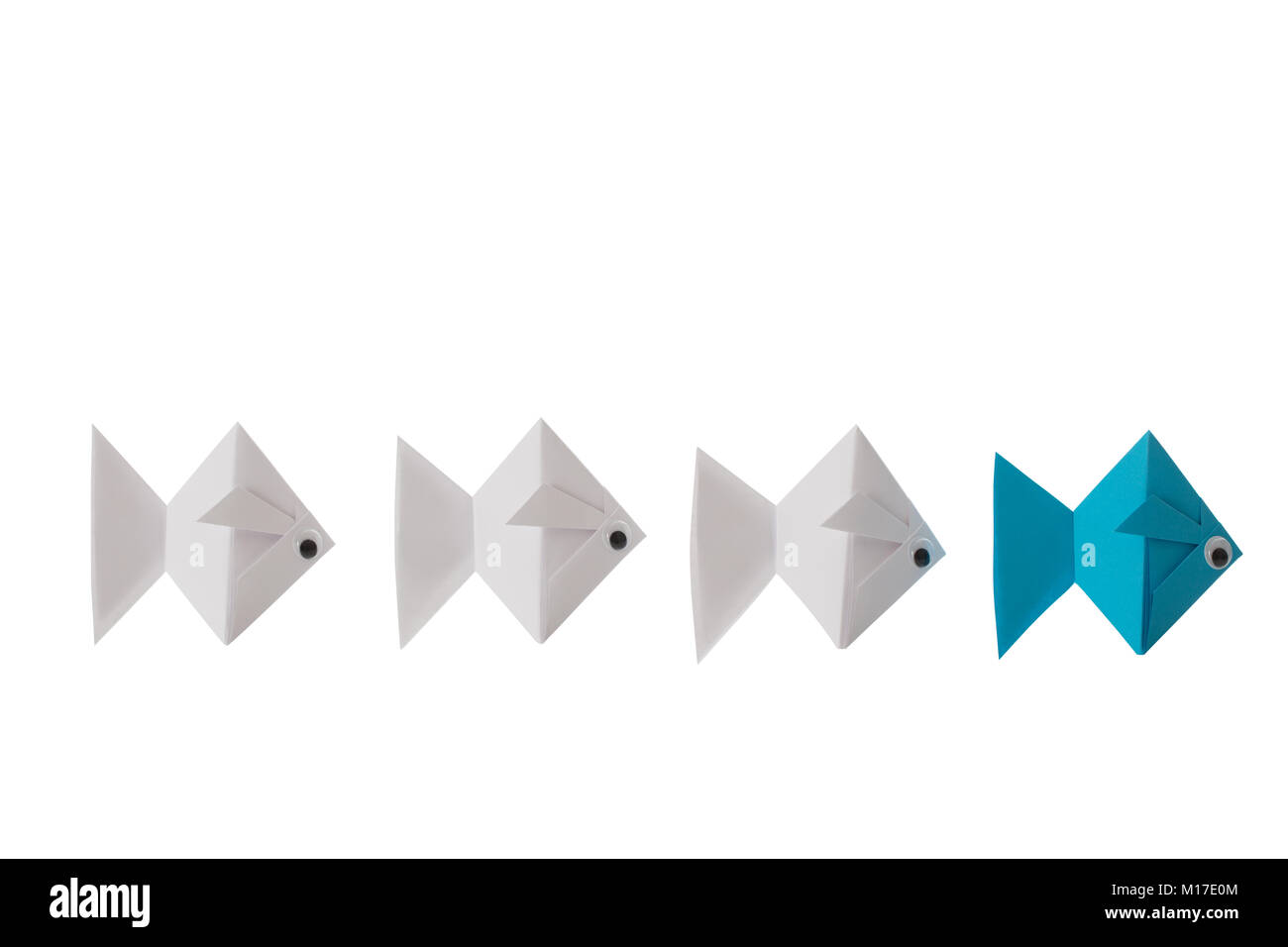 Origami pesci di carta in una linea su sfondo bianco Foto Stock