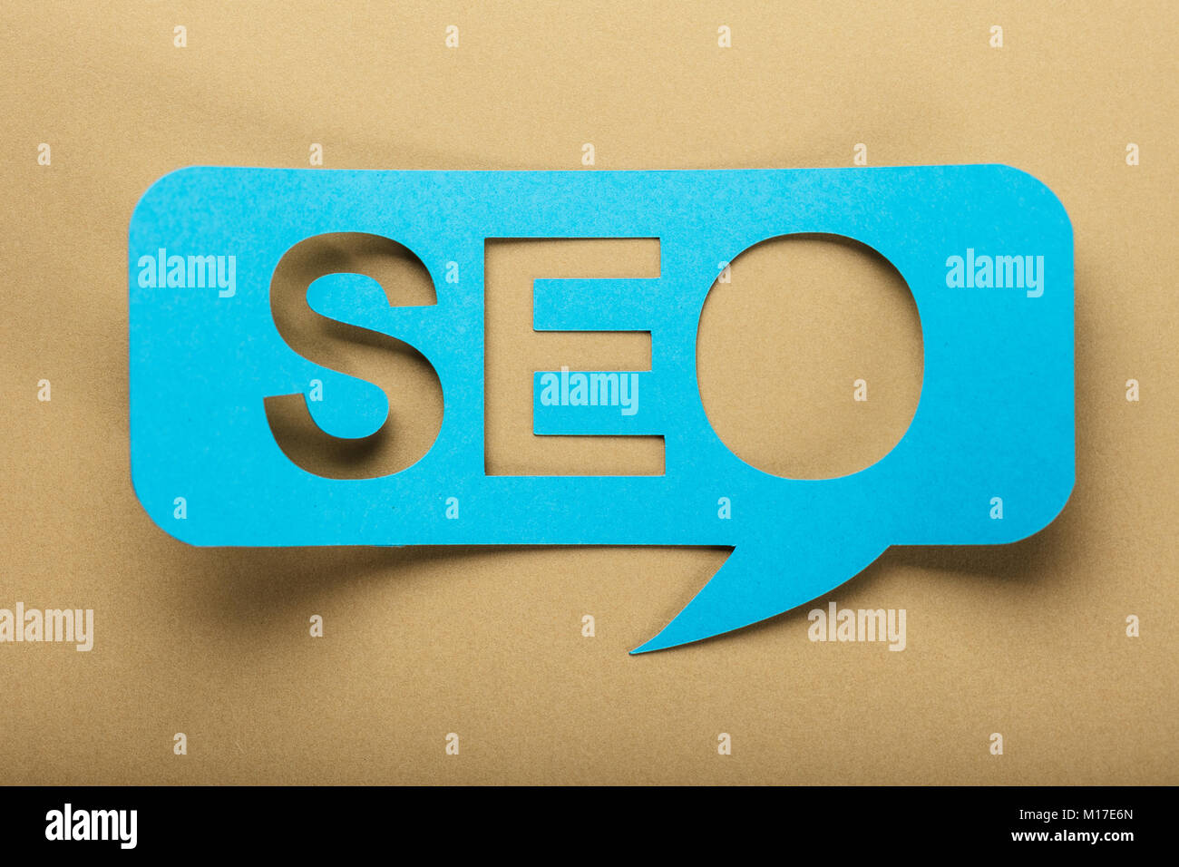 Blue discorso bolla con testo Seo su sfondo marrone Foto Stock