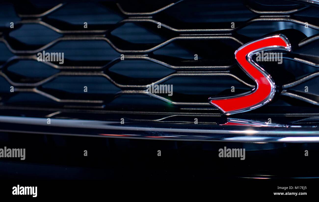 Mini Cooper S badge sulla griglia anteriore Foto stock - Alamy