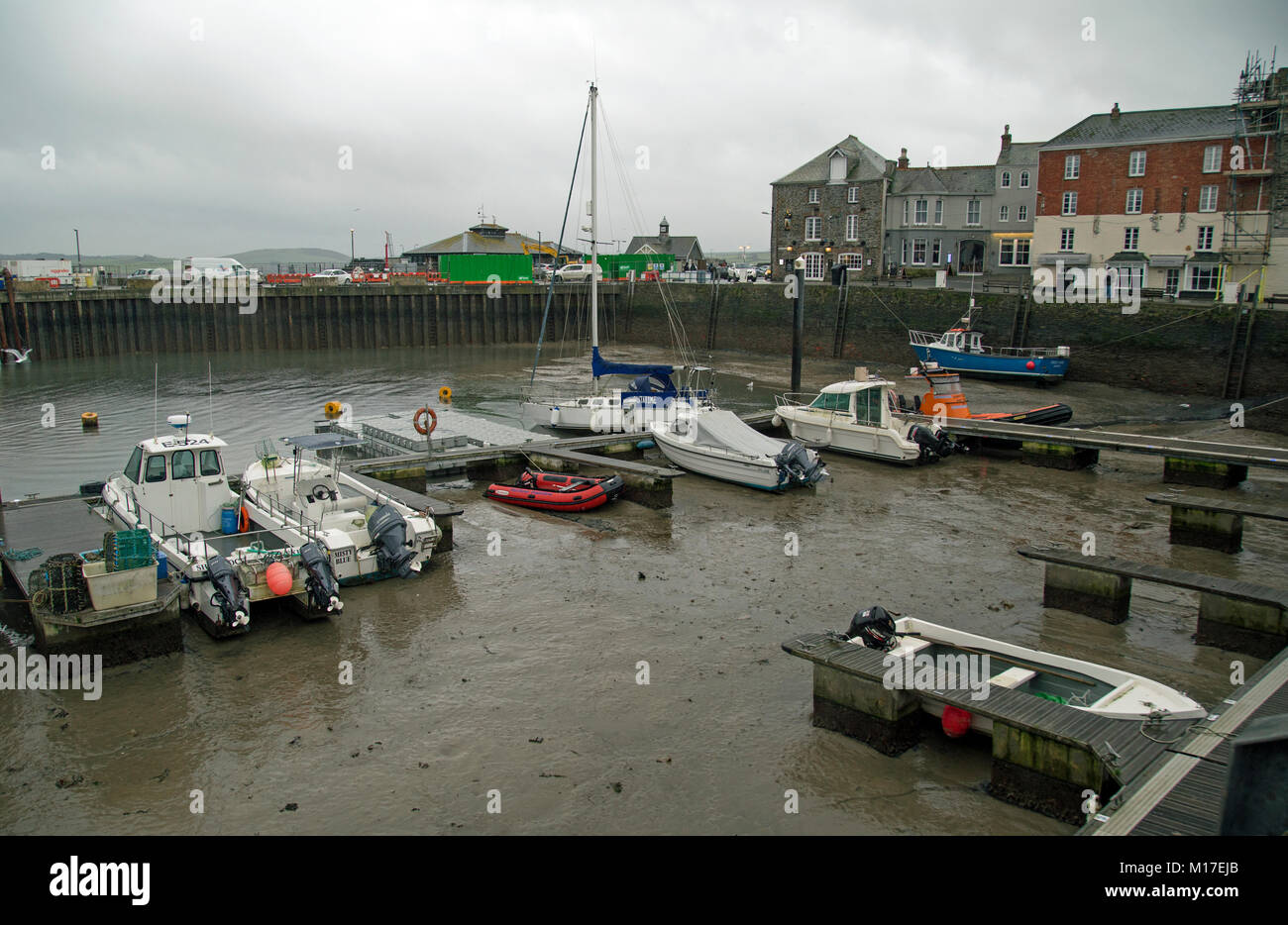 Padstow, Cornwall, Inghilterra, gennaio 2018, il porto è stato scaricato per il lavoro da effettuare. Foto Stock