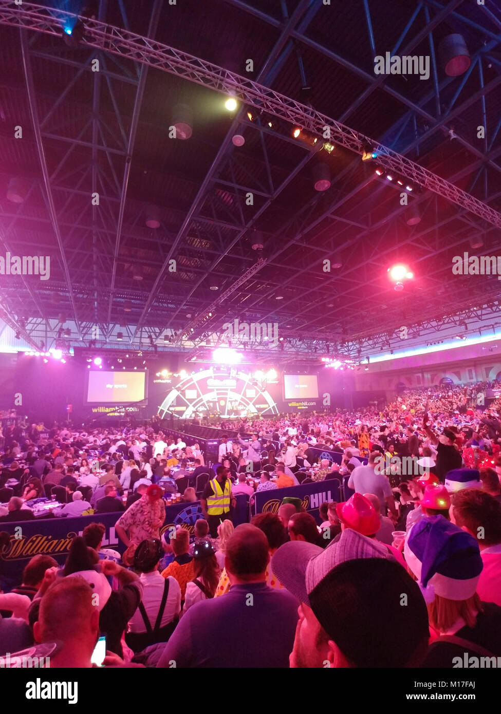 London, Regno Unito - 30 DIC 2017: Freccette ventole in abiti a fantasia sono partying all interno della Londra Alexandra Palace (Ally Pally) durante il mondo freccette campionato. Foto Stock