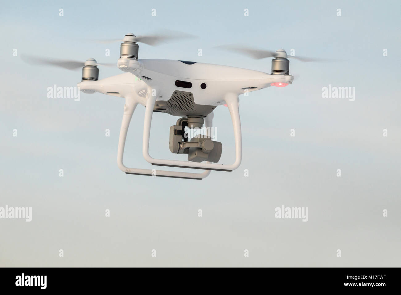 Flying drone Phantom sul cielo bianco. Foto Stock